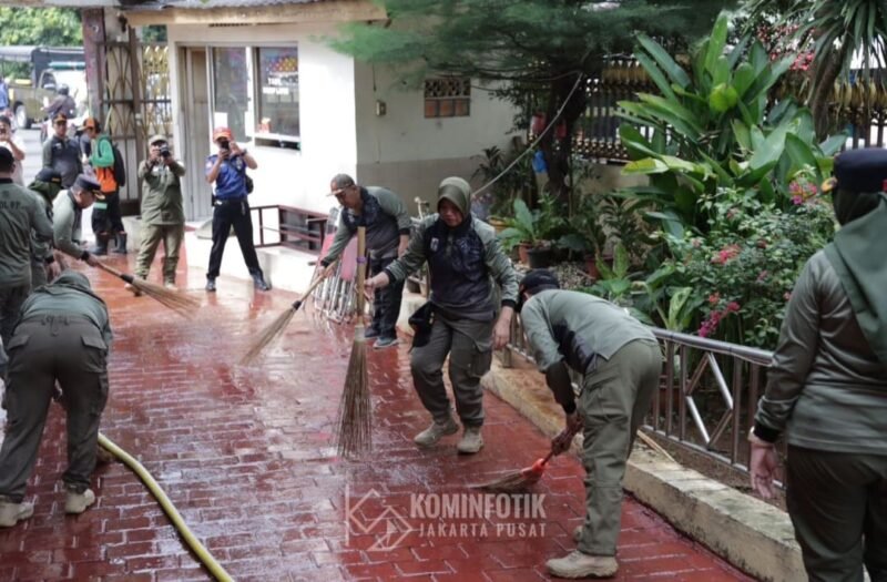 Kegiatan ini diinisiasi oleh Satpol PP Kota Administrasi Jakarta Pusat untuk melaksanakan bersih-bersih di lingkungan gereja dan sekitarnya. Agar rapih, aman, dan nyaman,' tutur Iqbal.