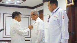  Ketua Umum Palang Merah Indonesia (PMI) Jusuf Kalla saat melantik pengurus baru periode 2024-2029. (foto: Humas PMI Pusat)
