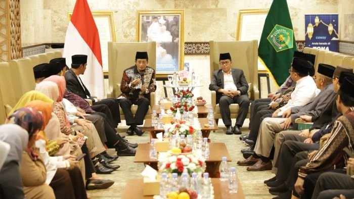 Menag Nasaruddin Umar bertemu para tokoh agama di ruang pertemuan Masjid Istiqlal Jakarta (foto :  Kemenag)