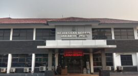 Proyek TPS 3R Diduga Tidak Sesuai Kontrak Proyek pembangunan TPS 3R yang berada di Rawa Terate, Kecamatan Cakung, Jakarta Timur ini memiliki anggaran sebesar Rp 6.609.746.699, yang bersumber dari APBD Pemprov DKI Jakarta Tahun 2024. Proyek tersebut dikerjakan oleh PT Odorma Tiara Handayani dan direncanakan berlangsung dari 23 Oktober hingga 31 Desember 2024.