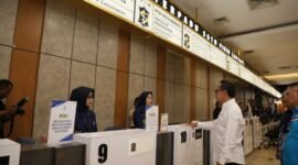 Wakil Menteri Dalam Negeri (Wamendagri) Bima Arya Sugiarto saat meninjau MPP Kota Surabaya di Jalan Tunjungan Nomor 1-3, Kecamatan Genteng, Surabaya, Jawa Timur, Jumat (20/12/2024). (foto: Puspen Kemendagri)
