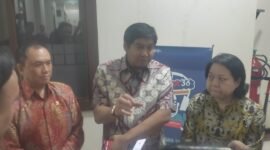 Menteri Perumahan dan Kawasan Permukiman (PKP) Maruarar Sirait didampingi Ketua KPPU M.Fanshurullah Asa (kiri) saat memberikan keterangan dihadapan. awak media.
(Foto : Sirhan) 


