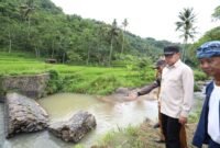 Wakil Menteri Dalam Negeri (Wamendagri) Bima Arya Sugiarto saat meninjau kondisi irigasi yang diusulkan direvitalisasi di Desa Curug Agung, Subang . (Foto: Puspen Kememdagri)