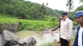 Wakil Menteri Dalam Negeri (Wamendagri) Bima Arya Sugiarto saat meninjau kondisi irigasi yang diusulkan direvitalisasi di Desa Curug Agung, Subang . (Foto: Puspen Kememdagri)