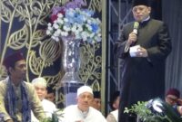  Pengasuh Ponpes  Al Qur’aniyyah KH Sobron Zayyan  saat memberikan sambutan. (foto: Sirhan)