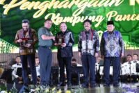 Kepala Staf Angkatan Darat (Kasad), Jenderal TNI Maruli Simanjuntak, M.Sc. saat memberikan penghargaan Kasad Award Kampung Pancasila 2024, di Markas Besar Angkatan Darat (Mabesad), Jakarta, Jumat  (20/12/2024) malam. (foto : Kadispenad)
