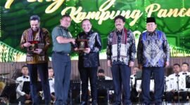 Kepala Staf Angkatan Darat (Kasad), Jenderal TNI Maruli Simanjuntak, M.Sc. saat memberikan penghargaan Kasad Award Kampung Pancasila 2024, di Markas Besar Angkatan Darat (Mabesad), Jakarta, Jumat  (20/12/2024) malam. (foto : Kadispenad)
