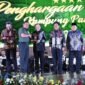 Kepala Staf Angkatan Darat (Kasad), Jenderal TNI Maruli Simanjuntak, M.Sc. saat memberikan penghargaan Kasad Award Kampung Pancasila 2024, di Markas Besar Angkatan Darat (Mabesad), Jakarta, Jumat  (20/12/2024) malam. (foto : Kadispenad)
