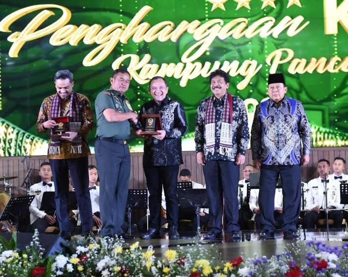 Kepala Staf Angkatan Darat (Kasad), Jenderal TNI Maruli Simanjuntak, M.Sc. saat memberikan penghargaan Kasad Award Kampung Pancasila 2024, di Markas Besar Angkatan Darat (Mabesad), Jakarta, Jumat  (20/12/2024) malam. (foto : Kadispenad)
