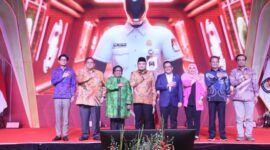Wakil Menteri Dalam Negeri Ribka Haluk (nomer tiga dari kiri) saat foto bersam dengan Jajaran Petinggi KPU dan Bawaslu (foto : Puspen Kemendagri)