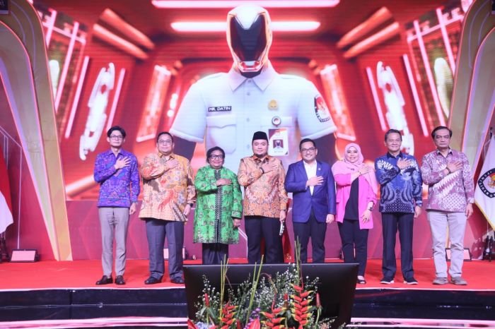 Wakil Menteri Dalam Negeri Ribka Haluk (nomer tiga dari kiri) saat foto bersam dengan Jajaran Petinggi KPU dan Bawaslu (foto : Puspen Kemendagri)