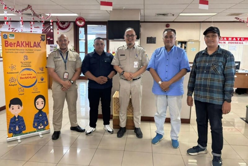 Wakil Sekretaris Ferry Marinus, bersama anggota Anggi dan Ade, diterima langsung oleh Kepala Suku Dinas Kesehatan Jakarta Barat, dr. Erizon Safari, MKK, didampingi Kepala Seksi Pelayanan Kesehatan, dr. Wahyu.