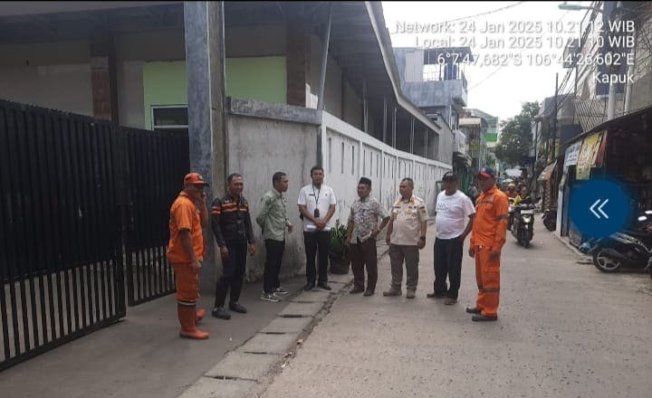 Benar pada Jum'at di depan gerbangMTSN36 ,sudah tidak tampak Motor yang berjejer parkir. Puluhan anggota Satpol PP bersama pasukan oren, pengurus wilayah disaksikan langsung oleh masyarakat terlihat ada dilokasi parkir liar di depan MTSN 36 JAKARTA yang sudah bersih.