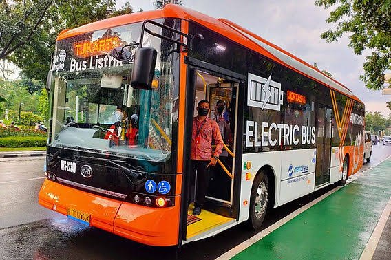 Pemprov telah membeli 100 unit bus Transjakarta listrik dan sejumlah kendaraan hybrid untuk memperkuat layanan transportasi publik.