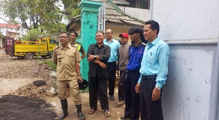 Jalan yang rusak parah dan viral tersebut, diketahui dikelola oleh perumnas, namun jalan rusak tersebut juga merupakan akses keluar masuk SMK 2 Cengkareng.