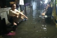 Di wilayah tersebut banyak rumah warga yang terdampak banjir, sehingga mereka terpaksa harus mengungsi ke tempat yang lebih aman.