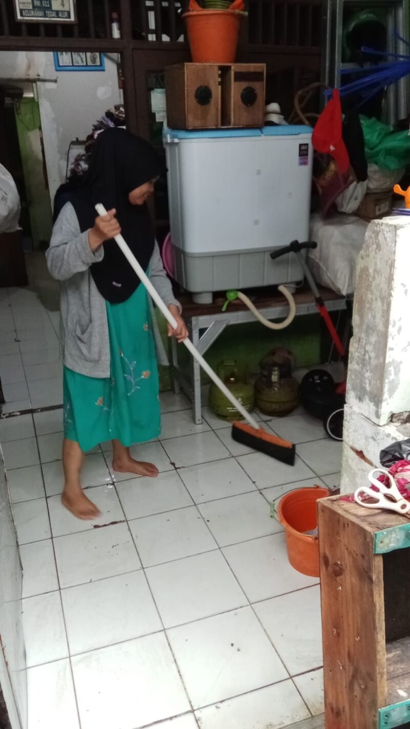 Banjir di wilayah Tegal Alur ini, salah satunya disebabkan karena curah hujan yang tinggi, dan juga Kali Semongol yang meluap. 