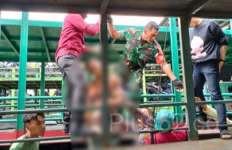 Sopir truk di duga mengakhiri hidupnya dengan cara gantung diri di garasi truk CV.Surya Mandala, di jalan Kepatihan industri l Desa Gempolkurung, Kecamatan Menganti, Kabupaten Gresik, Jawa Timur,pada kamis (30/1/2025).