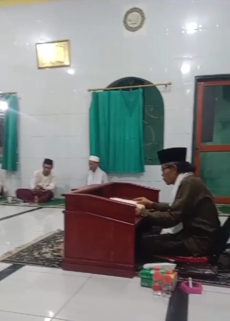 Dalam setiap kajian diisi oleh pemateri yang sudah dianggap guru oleh jamaah, bernama KH. Hambali Fahmi Spd.I, beliau juga sebagai pimpinan pondok pesantren Daarul Faqih Rawa Bokor.