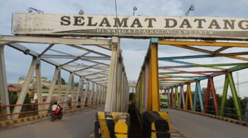 jangan kaget bila kita makan di warung makan dengan harga pecel lele Rp.40.000, maka bakso Rp. 40.000, sampai makan sarapan nasi kuning yang untuk sarapan seharga  Rp. 30.000.