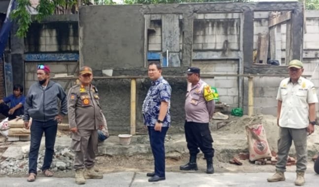 Pembongkaran bangunan permanen diatas saluran air tersebut dipimpin langsung lurah kapuk Ahmad Subhan, bersama Tiga pilar.