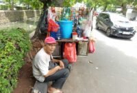 Dengan berbekal sepeda motor, awalnya ia berdagang kopi keliling di daerah Teluk Gong, lantaran disana sudah banyak penjaja kopi dan penghasilannya kecil, lalu ia berpindah-pindah tempat akhirnya mangkal di Jalan Malibu.