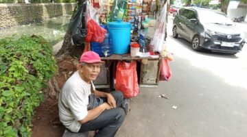 Dengan berbekal sepeda motor, awalnya ia berdagang kopi keliling di daerah Teluk Gong, lantaran disana sudah banyak penjaja kopi dan penghasilannya kecil, lalu ia berpindah-pindah tempat akhirnya mangkal di Jalan Malibu.