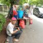 Dengan berbekal sepeda motor, awalnya ia berdagang kopi keliling di daerah Teluk Gong, lantaran disana sudah banyak penjaja kopi dan penghasilannya kecil, lalu ia berpindah-pindah tempat akhirnya mangkal di Jalan Malibu.