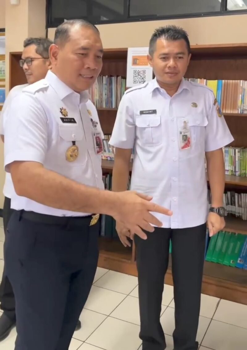 Dalam kunjungannya, Arifin meninjau beberapa layanan yang disediakan oleh pihak kelurahan, termasuk pelayanan administrasi, pengurusan dokumen, dan akses informasi bagi masyarakat.