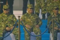 Tampak mendampingi Presiden ke-6 RI Susilo Bambang Yudhoyono dan Presiden RI ke-7 Joko Widodo Mengecek pasukan parade senja