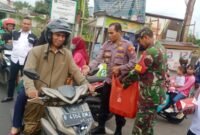 Ratusan paket takjil yang berisi makanan dan minuman ringan di bagikan kepada para pengguna jalan dan masyarakat sekitar