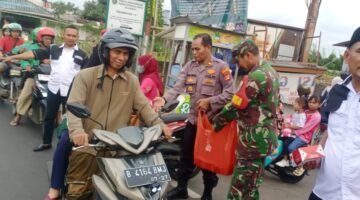 Ratusan paket takjil yang berisi makanan dan minuman ringan di bagikan kepada para pengguna jalan dan masyarakat sekitar