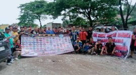 Bentuk Solidaritas Puluhan Sopir Menggelar aksi damai di depan Pengadilan Negeri (PN) Bekasi