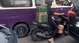 Menurut warga lainya Dede adanya angkot yang ngetem tepat di sebelum perlintasan juga memperparah kemacetan, karena jalan 2 jalur termakan 1 jalur jadi cuma menyisakan satu jalur untuk kendaraan mobil.