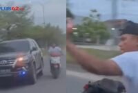 Aksi pria berbaju putih bertopi hitam menggunakan motor tanpa alasan menusuk-nusuk kaca mobil yang lewat di dekatnya menggunakan senjata tajam