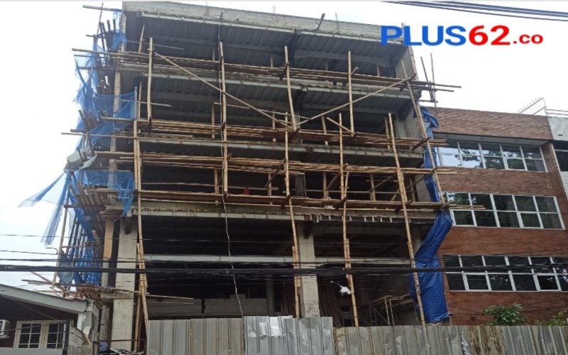 Kasus ini memunculkan dugaan kuat adanya praktik gratifikasi dan pungutan liar dalam proses perizinan serta pengamanan bangunan bermasalah. Jika benar, maka ini bukan hanya soal pelanggaran administratif, melainkan bisa mengarah pada tindak pidana korupsi dan penyalahgunaan jabatan.