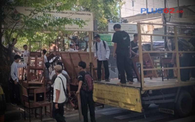 Siswa dan siswi Sekolah SMK PGRI 24 Jakarta mengangkut meja dan bangku sekolah dalam keadaan pintu gerbang di gembok,foto plus62/Rnt