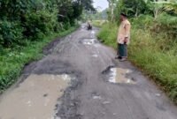 Foto:Jalan rusak dan berlubang di Desa Cilangkap, Kecamatan Kalang Anyar, Kabupaten Lebak