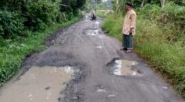 Foto:Jalan rusak dan berlubang di Desa Cilangkap, Kecamatan Kalang Anyar, Kabupaten Lebak