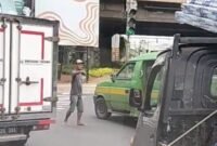 Keberadaan pak ogah di tengah jalan itu di keluhkan pengendara, aksi pak ogah itupun viral di media sosial.