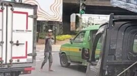 Keberadaan pak ogah di tengah jalan itu di keluhkan pengendara, aksi pak ogah itupun viral di media sosial.