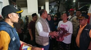 Foto Walikota Jakarta Pusat di dampingi istri,meninjau lokasi kebakaran di wilayah kelurahan kebon kelapa, jakarta pusat