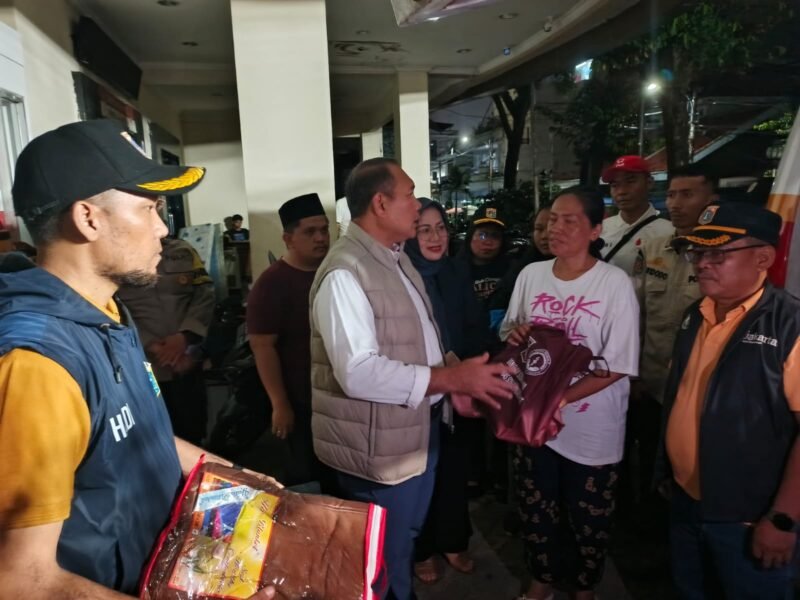 Foto Walikota Jakarta Pusat di dampingi istri,meninjau lokasi kebakaran di wilayah kelurahan kebon kelapa, jakarta pusat