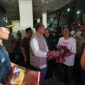 Foto Walikota Jakarta Pusat di dampingi istri,meninjau lokasi kebakaran di wilayah kelurahan kebon kelapa, jakarta pusat