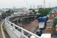 Kemacetan parah itu mengular sampai pintu tol pluit hingga berdampak pada aktivitas pengiriman barang logistik terganggu.