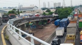 Kemacetan parah itu mengular sampai pintu tol pluit hingga berdampak pada aktivitas pengiriman barang logistik terganggu.