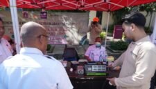Pemerintah Kota (Pemkot) Administrasi Jakarta Pusat melaksanakan penataan hukum uji emisi kendaraan roda dua dan roda empat. 