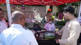 Pemerintah Kota (Pemkot) Administrasi Jakarta Pusat melaksanakan penataan hukum uji emisi kendaraan roda dua dan roda empat. 