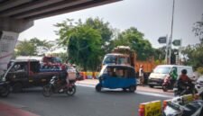 Sejumlah Pak Ogah yang kerap terlihat di Simpang Pesing
