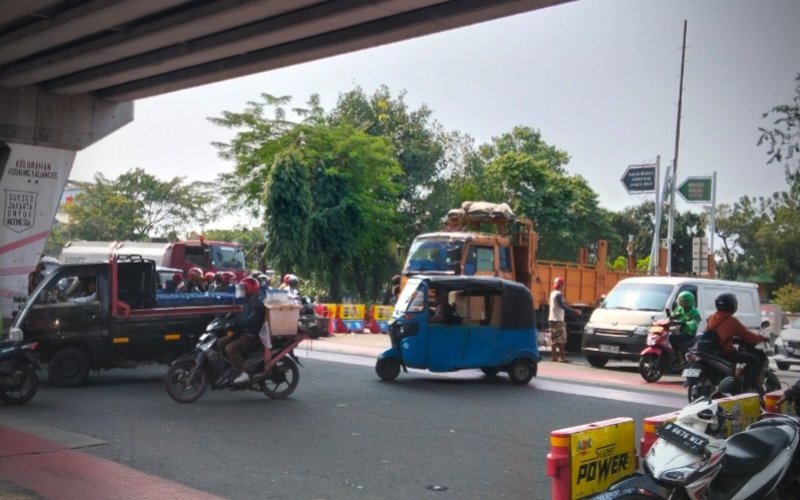 Sejumlah Pak Ogah yang kerap terlihat di Simpang Pesing